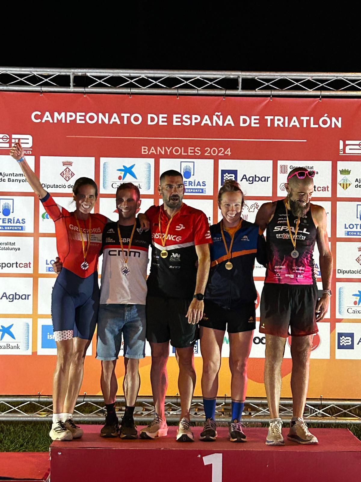 Gemma Gregoris (esquerra), triatleta de la Unió Ciclista Sant Cugat, en el podi del Campionat d'Espanya de triatló. FOTO: Cedida