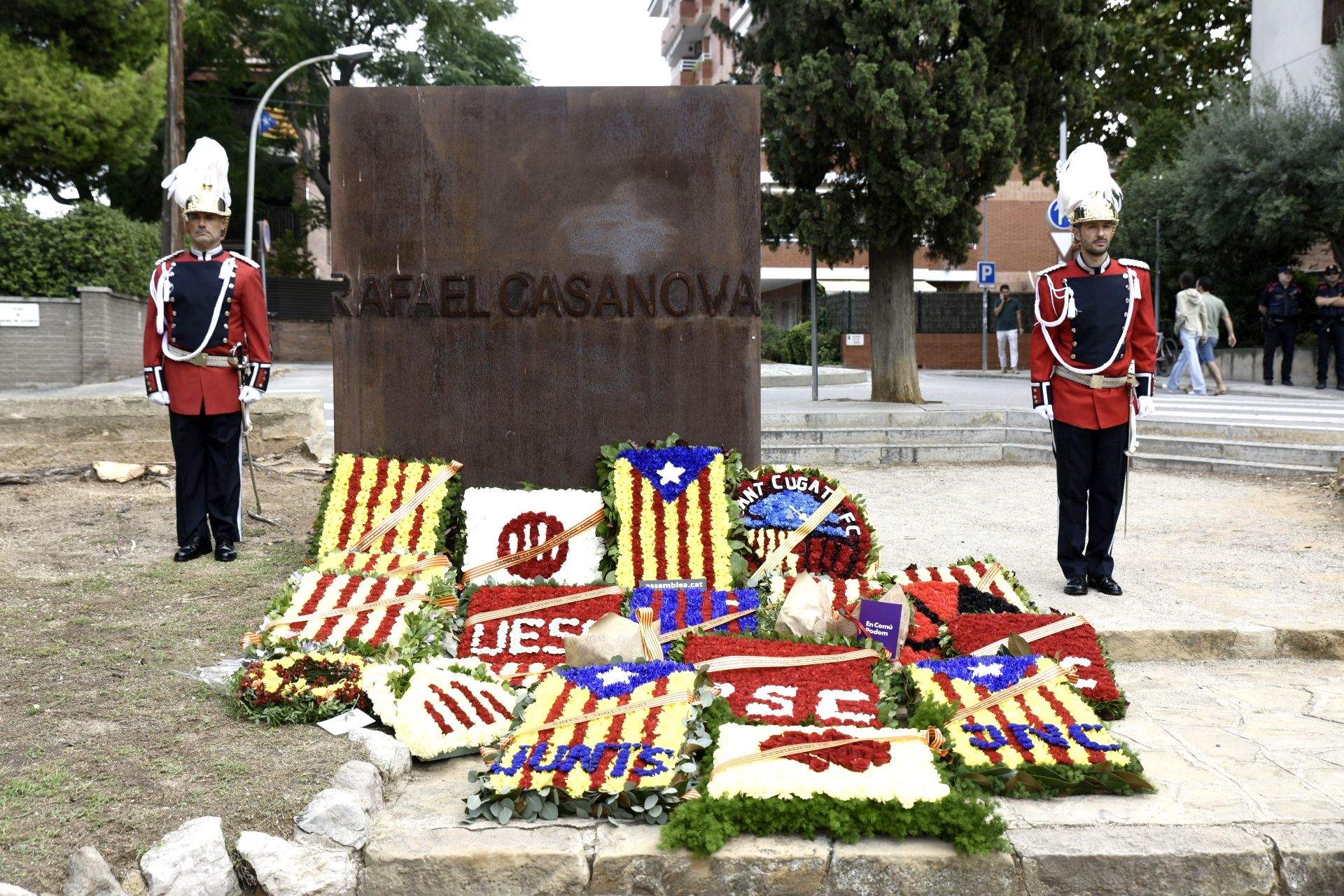 Les ofrenes florals en el monument a Rafael Casanova FOTO: Bernat Millet (TOT Sant Cugat)