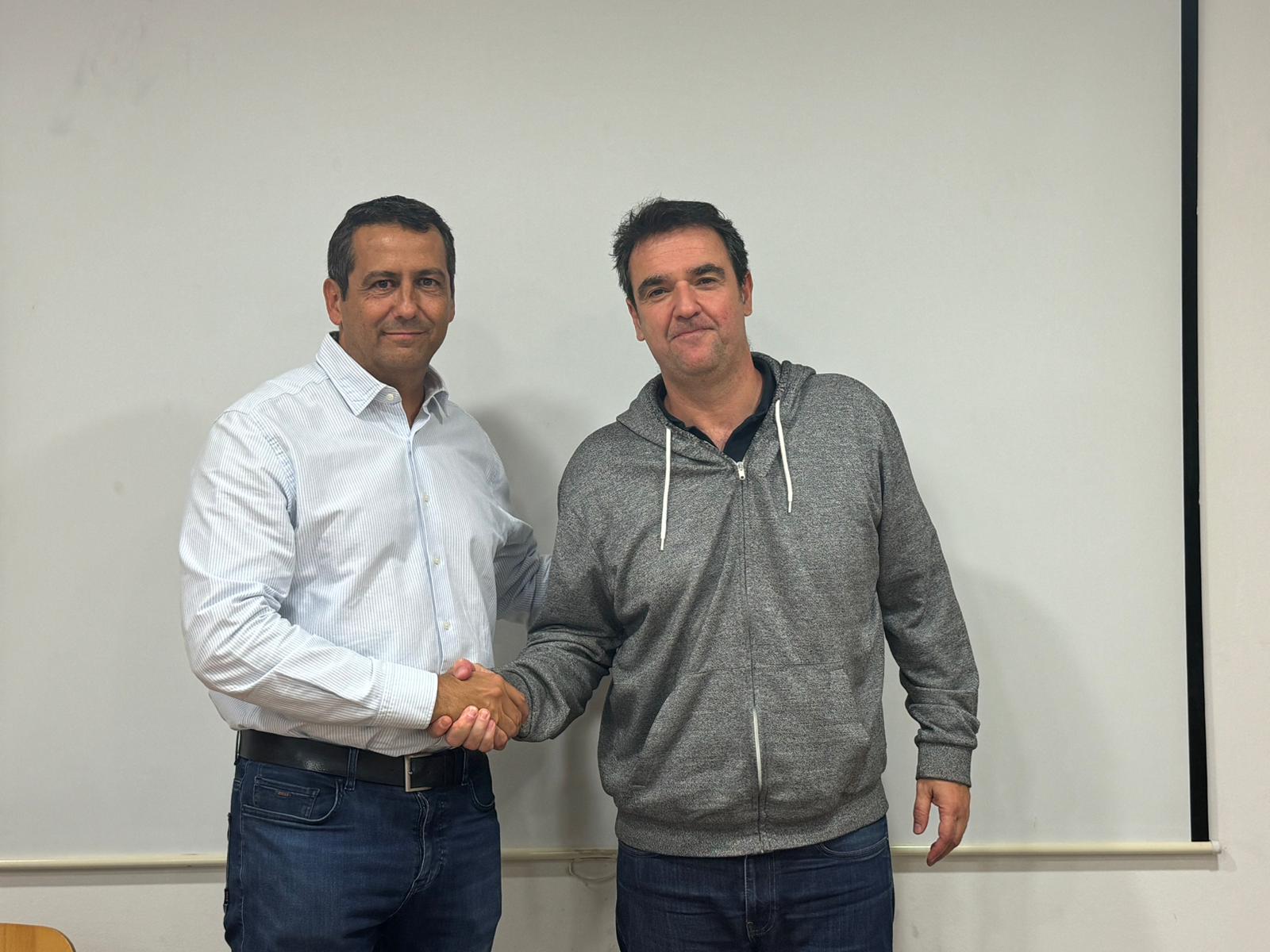 Nacho Palá (esquerre), president entrant del Qbasket Sant Cugat, amb Quique Sànchez (dreta), president sortint. FOTO: TOT Sant Cugat