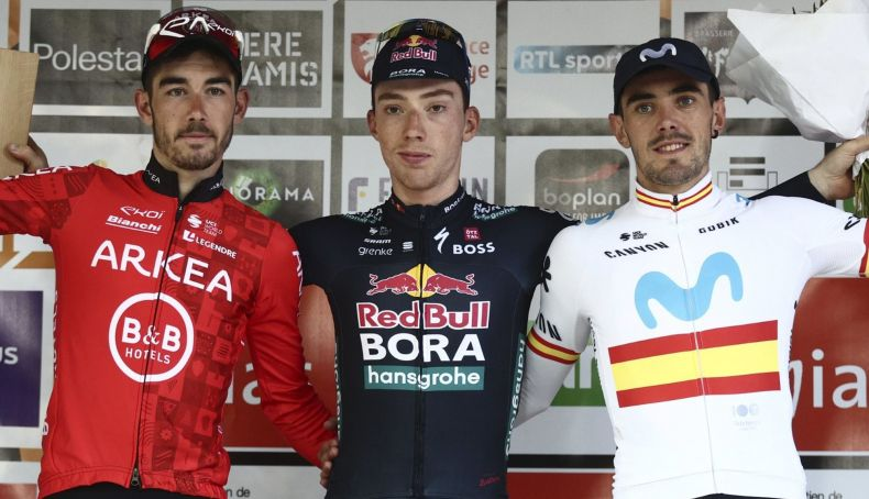Roger Adrià, al centre, al podi del GP Wallonie FOTO: Red Bull-Bora-hansgrohe