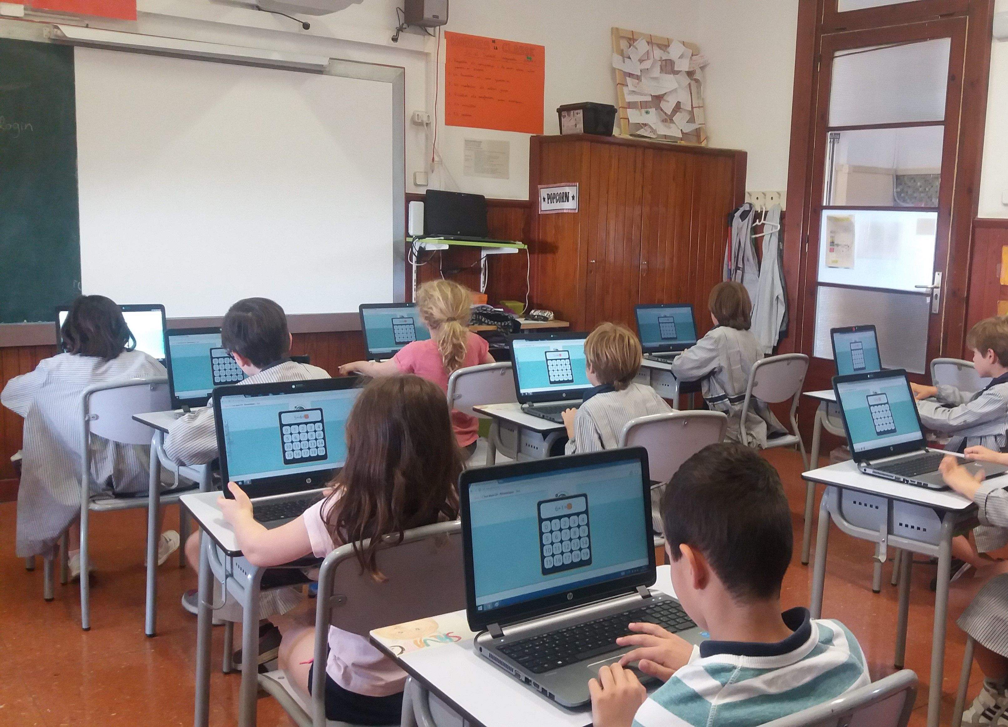 Una classe realitzant el test d'Òrbita FOTO: Cedida