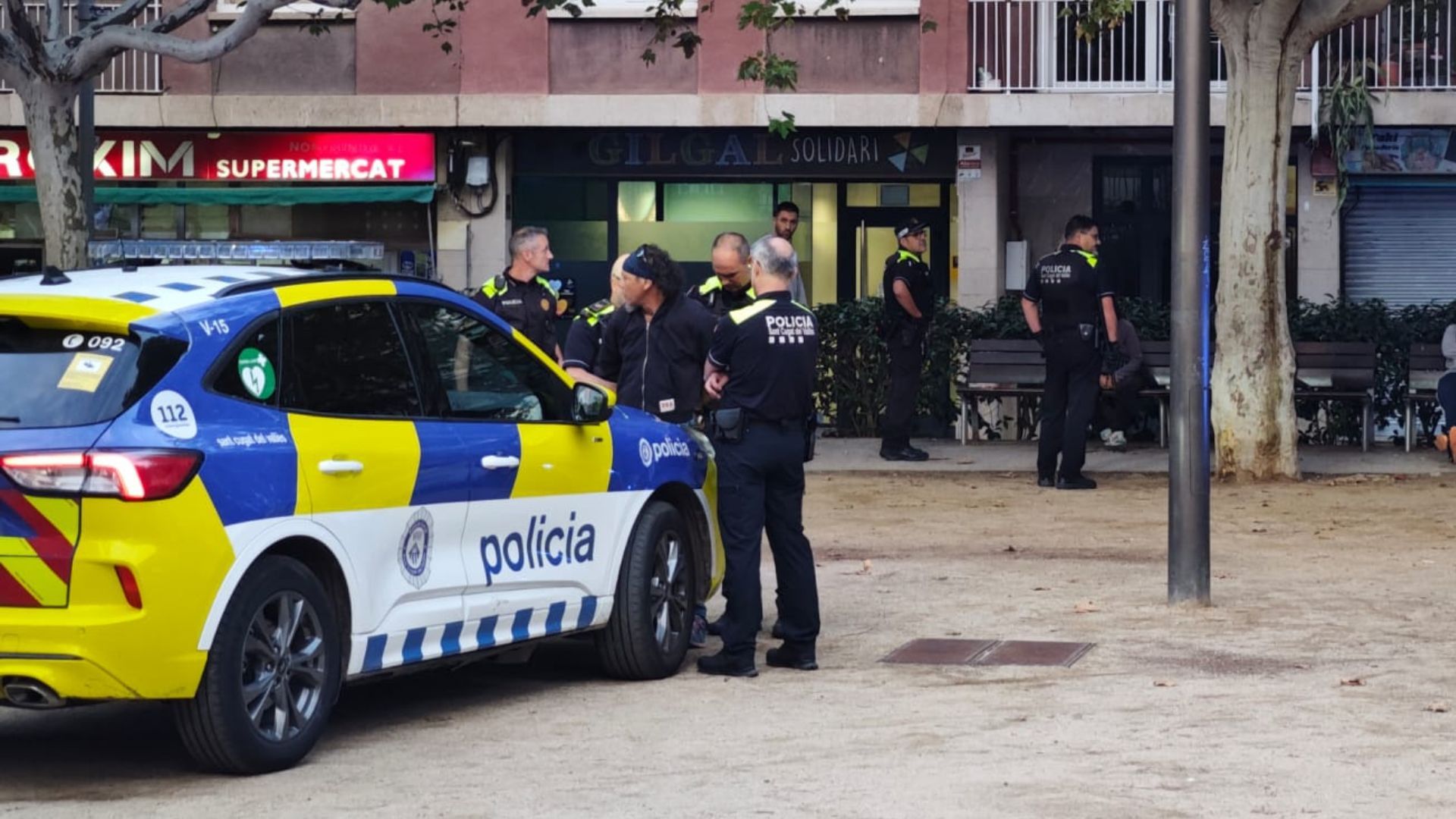 Operatiu de la Policia Local a la Plaça del Coll FOTO: Cedida