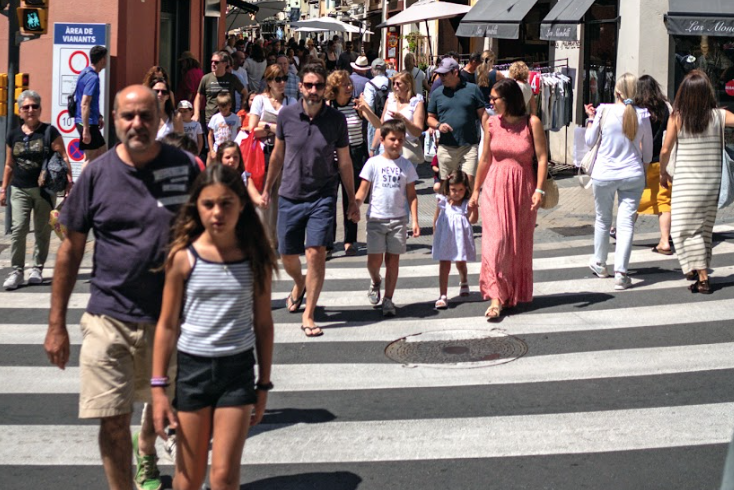 Vianants als Quatre Cantons FOTO: Arxiu del TOT