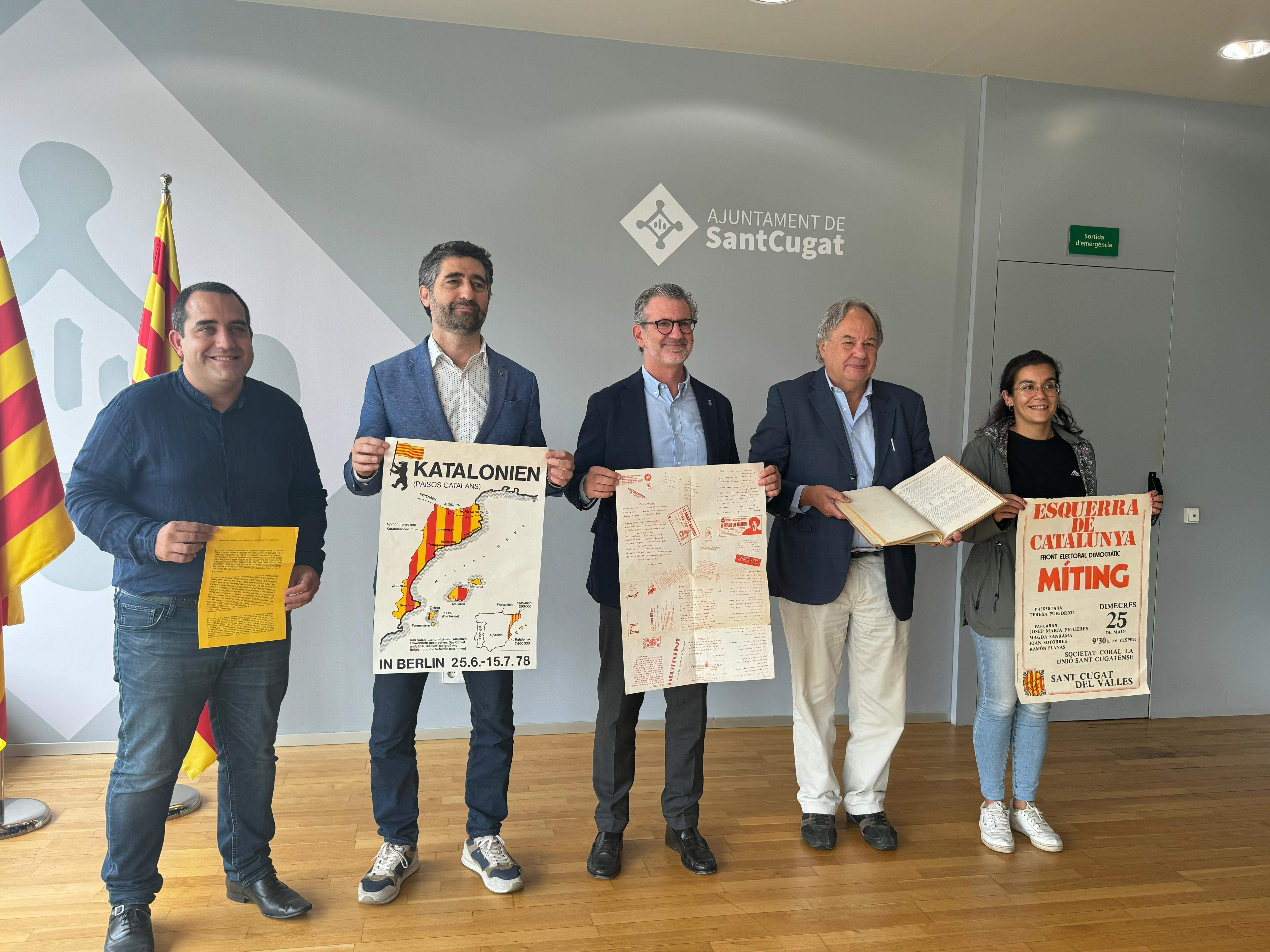 L'historiador Josep Maria Figueres, segon per la dreta, ha cedit part del seu fons documental a l'Ajuntament de Sant Cugat. FOTO: TOT Sant Cugat