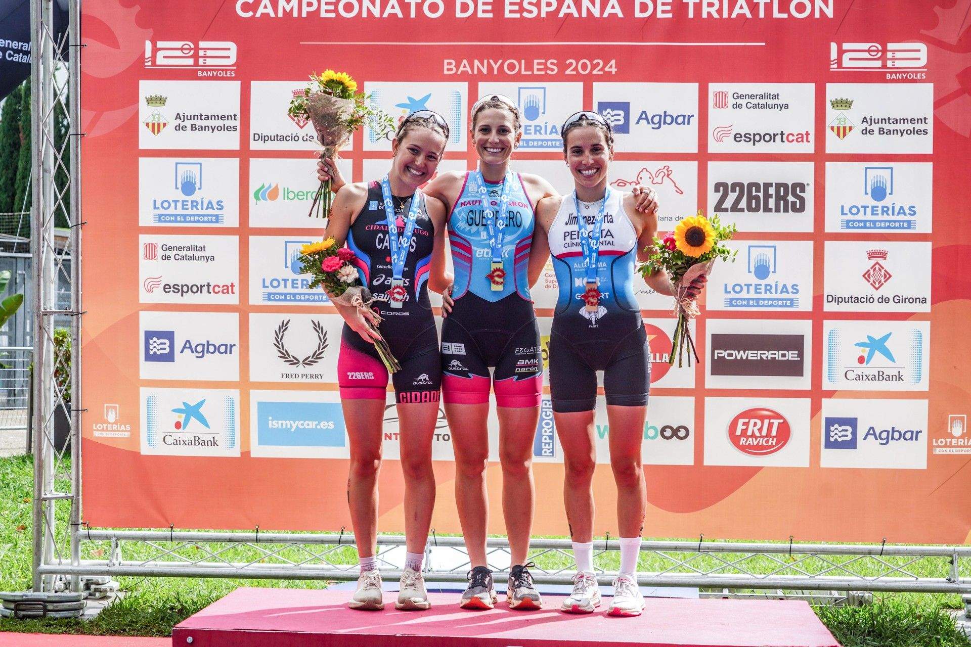 Maria Casals, esquerra, en el podi del Campionat d'Espanya de triatló. FOTO: Cedida