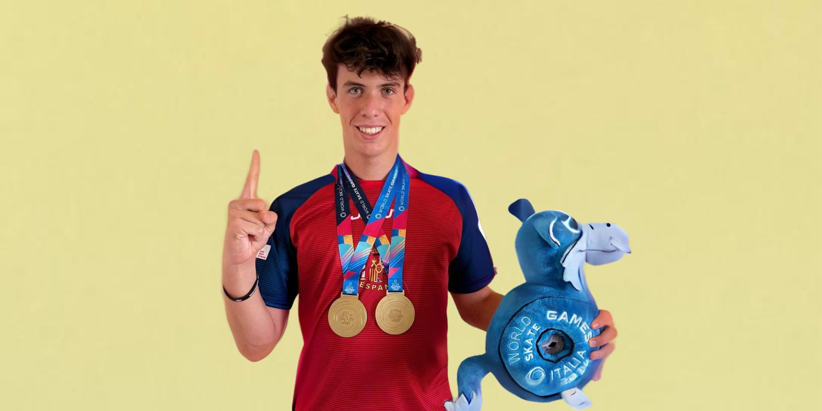 Àlex Fernández, amb les 2 medalles assolides en els Mundials de Patinatge. FOTO: Cedida