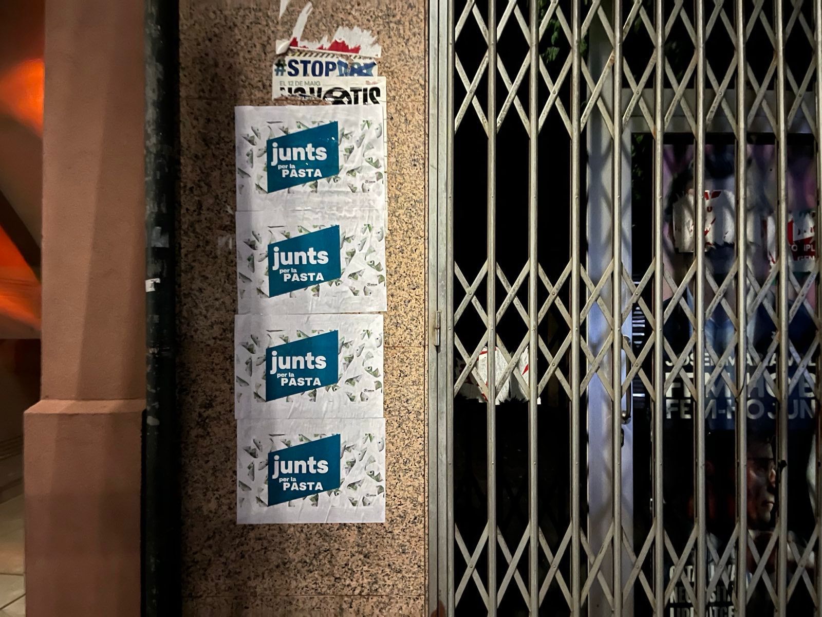 Els cartells d'Arran a la seu de Junts a Sant Cugat FOTO: Cedida