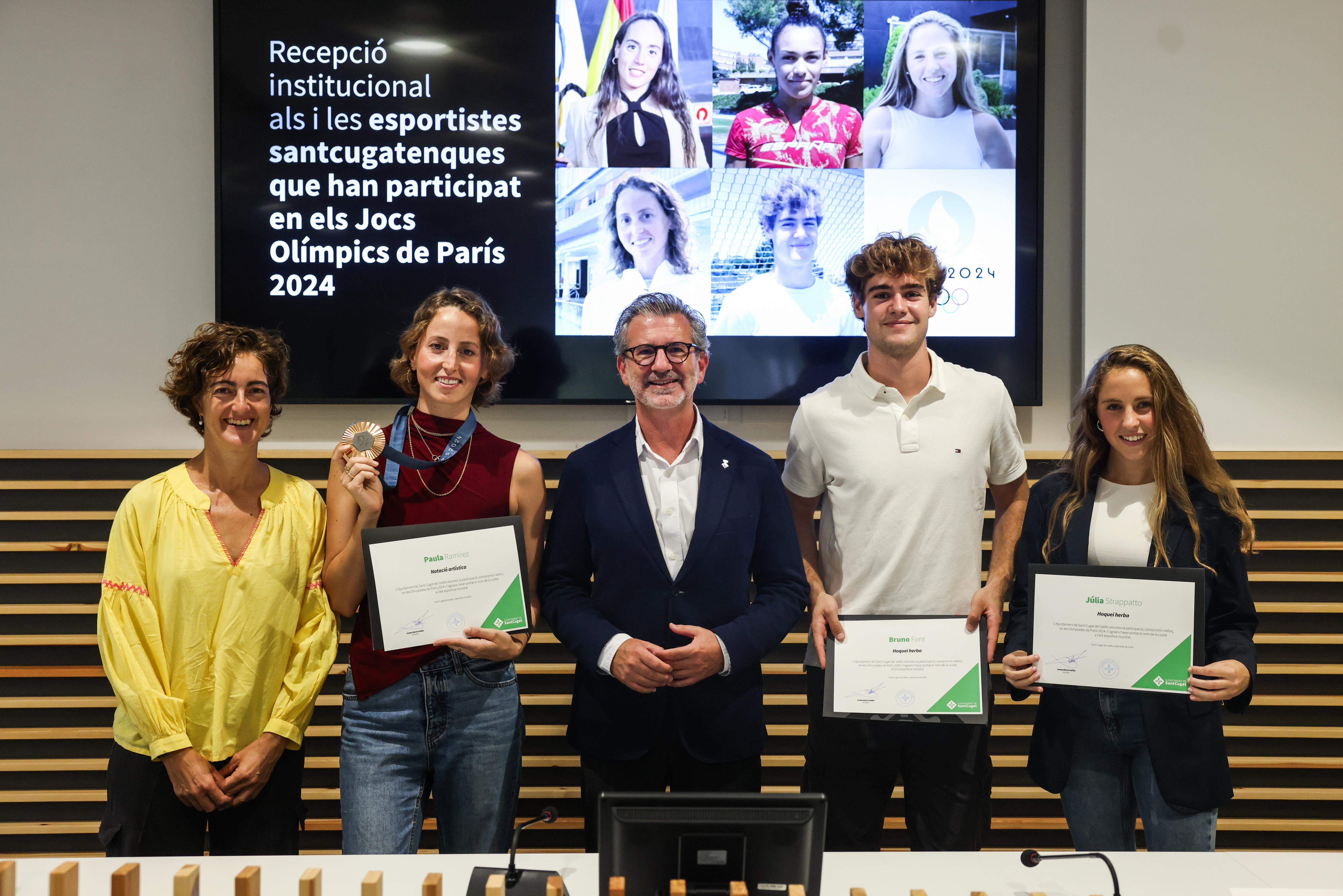 Núria Escamilla, Paula Ramírez, Josep Maria Vallès, Bruno Font i Júlia Strappato (d'esquerra a dreta), en la rebuda institucional als esportistes de Sant Cugat que van participar en els Jocs Olímpics de París 2024. FOTO: Ajuntament
