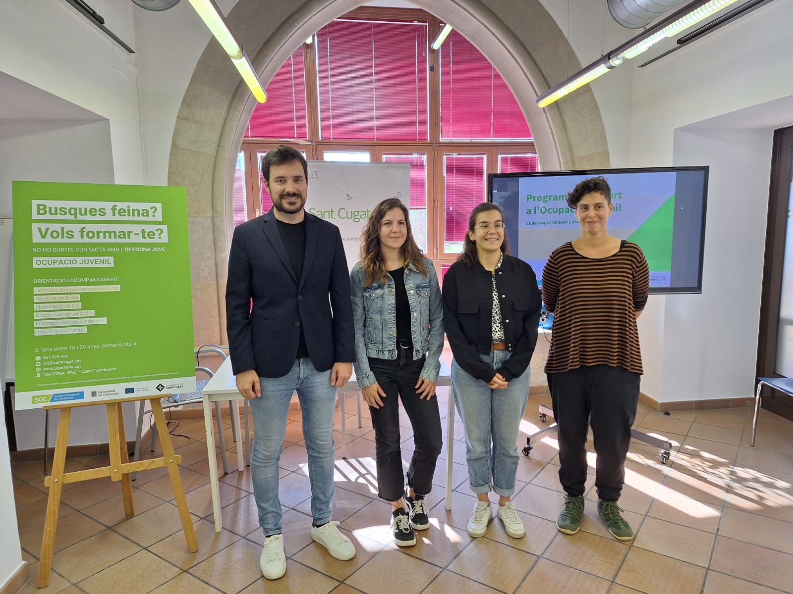 Bernat Picornell (esquerra) i Esther Madrona (segona per la dreta), amb les tècniques del Programa d'ocupació juvenil FOTO: Ajuntament