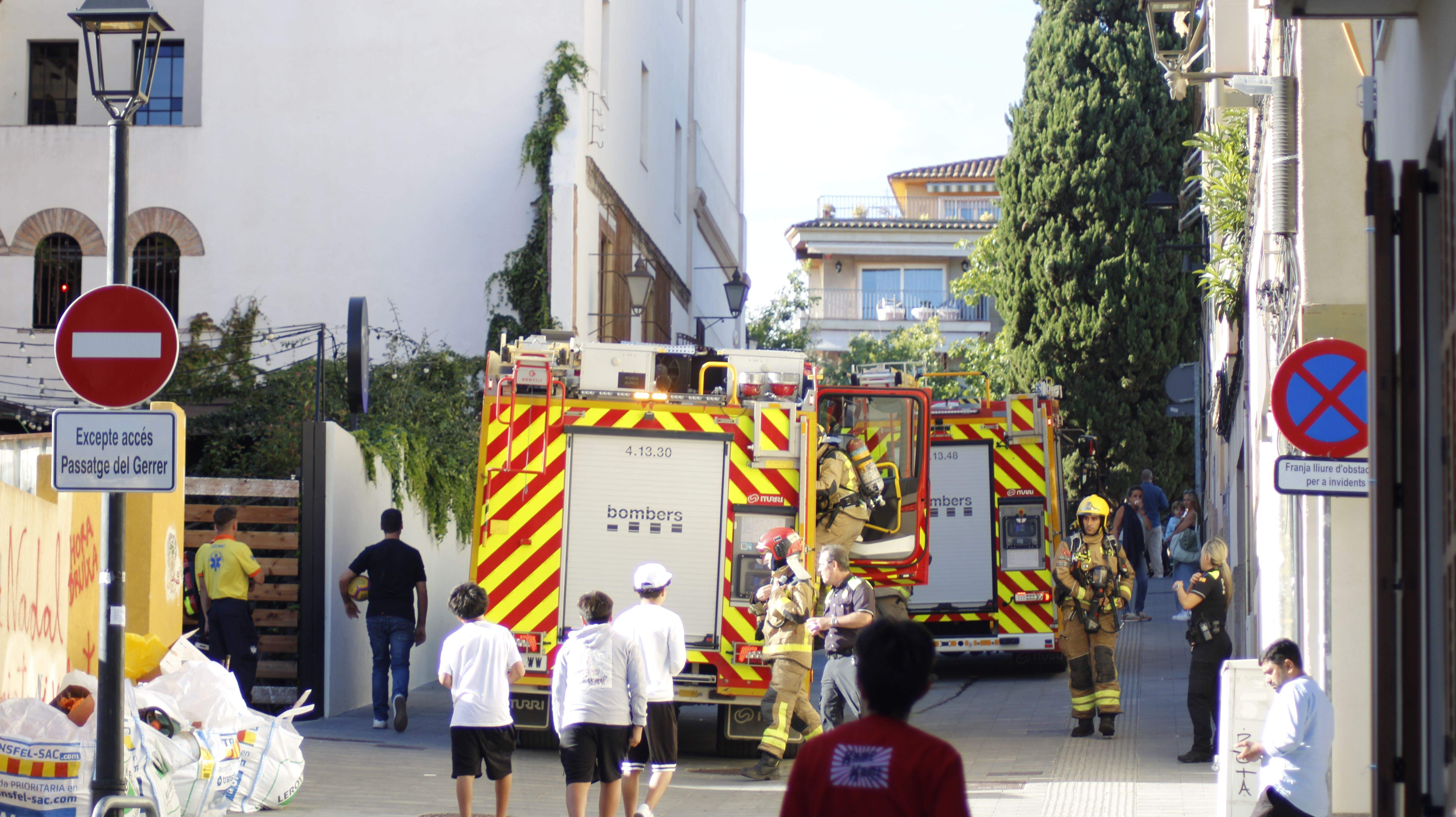 Els Bombers al passatge de Cal Gerrer FOTO: Cedida