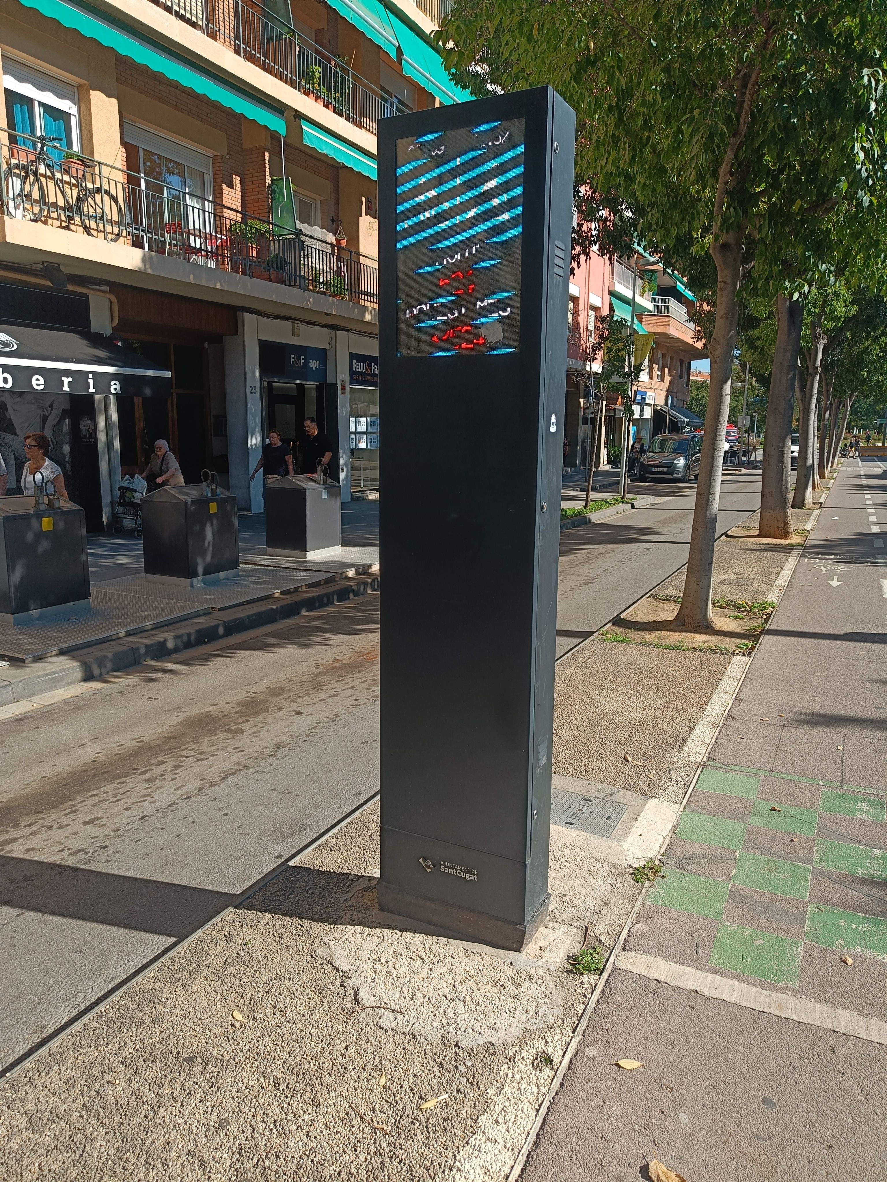 ls indicadors de temps de pas de les parades de bus no funcionen. FOTO: Joan Rosell i Biosca