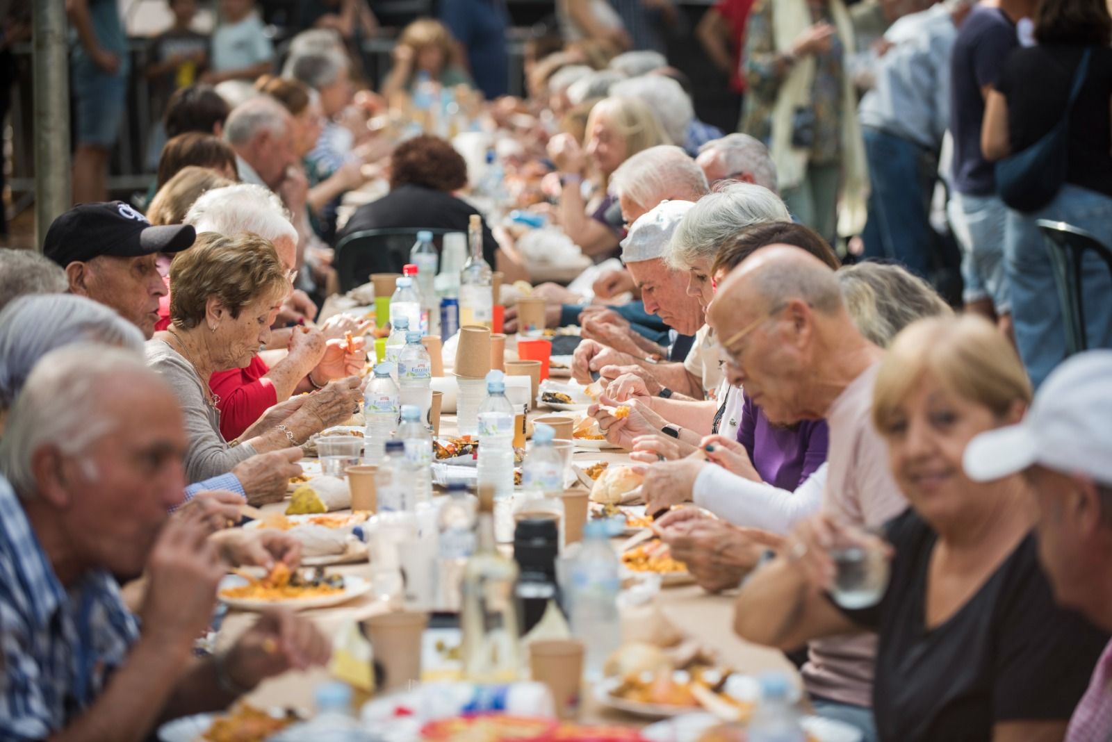 Paella popular durant la Festa Major del barri Monestir - Sant Francesc. FOTO: Bernat Millet (TOT Sant Cugat)