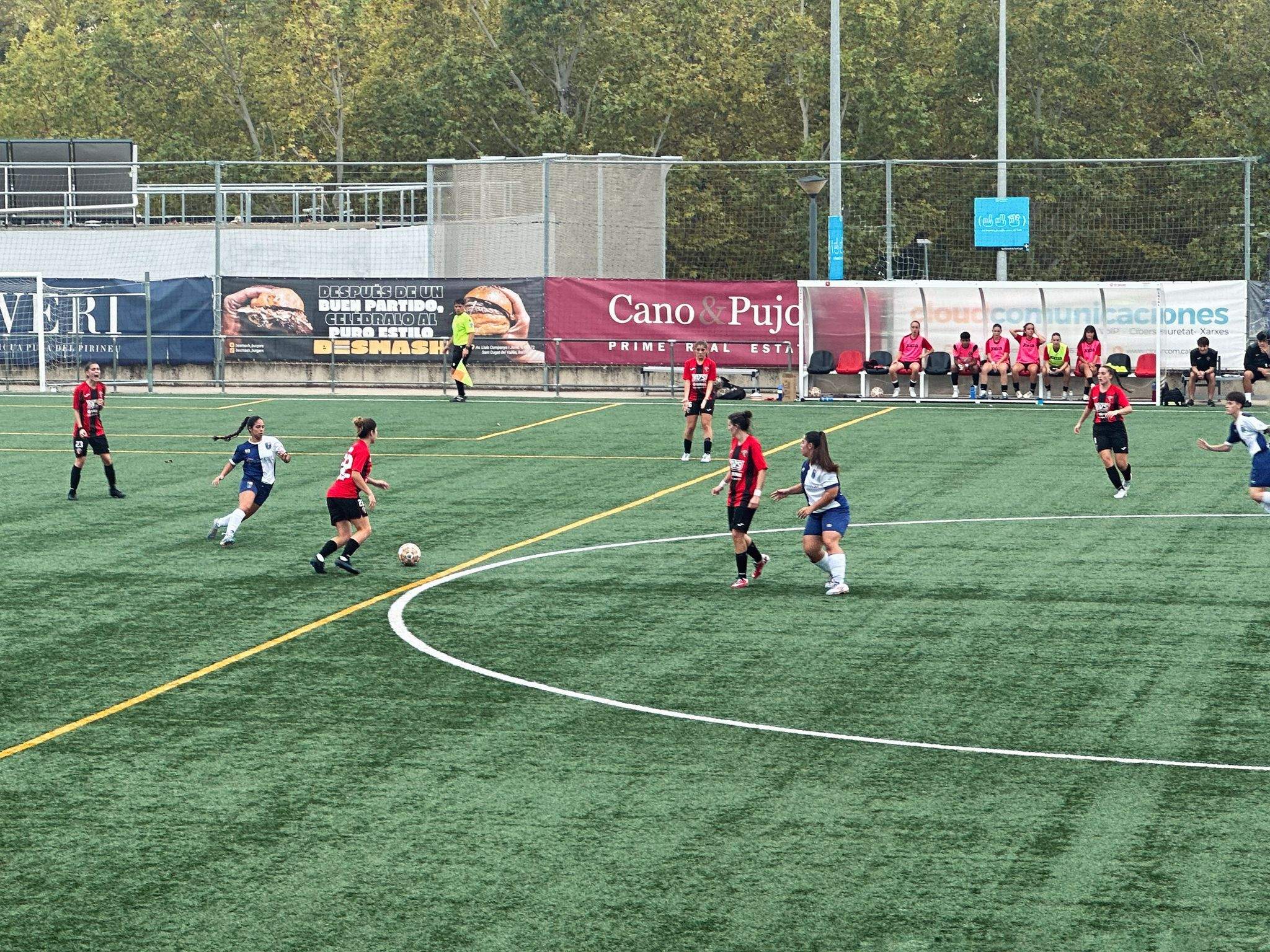 El Sant Cugat Futbol Club guanya contra La Roca Penya Blanc Blava. FOTO: Lluna Fabregat