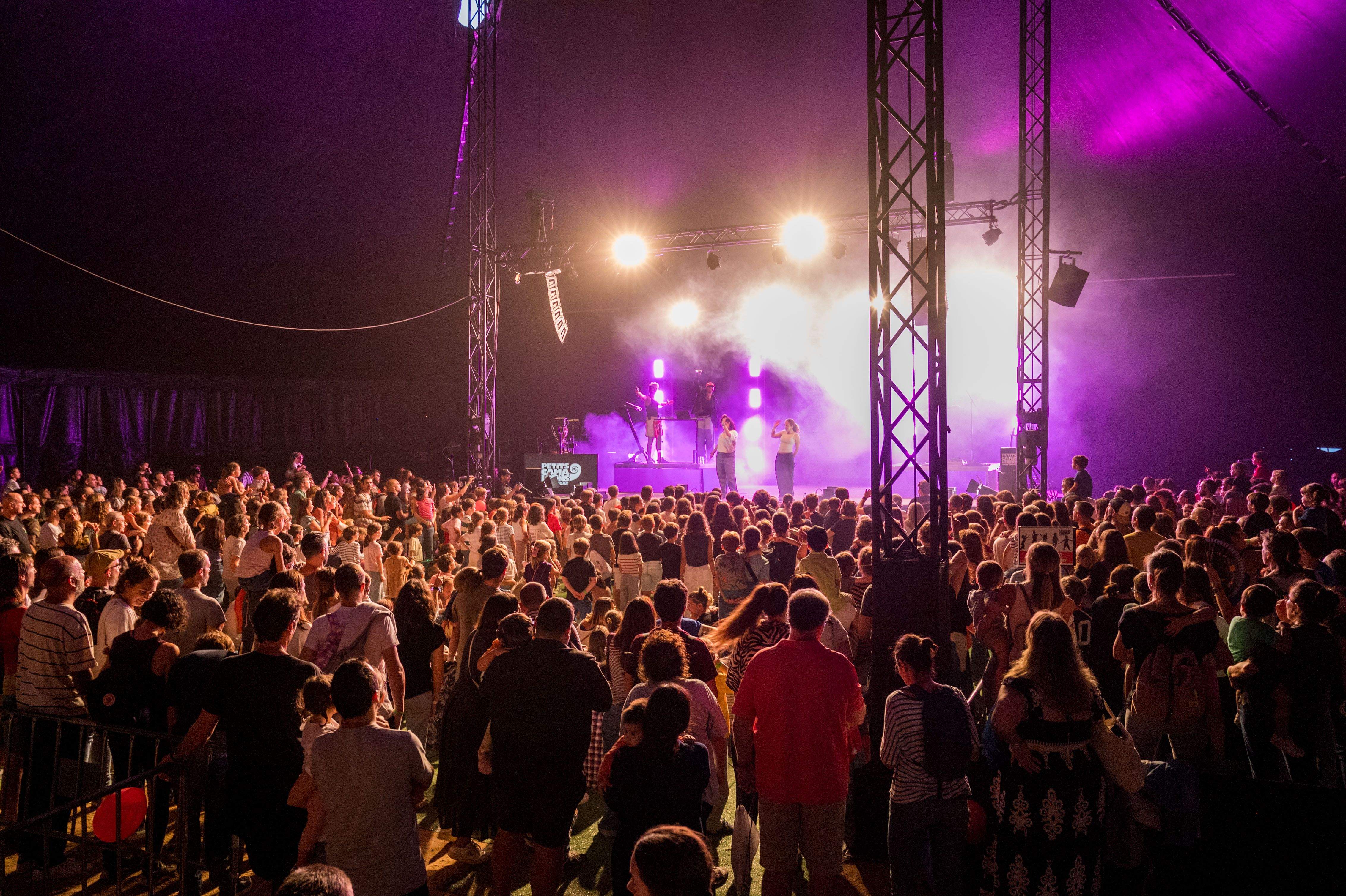 Públic entregat en el Petits Camaleons 2024. FOTO: Carmelo Jiménez