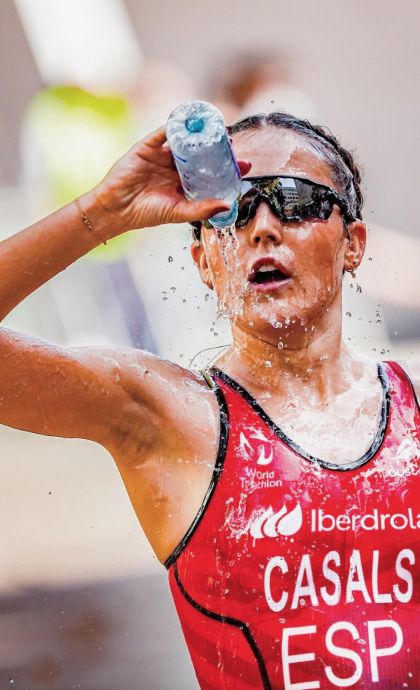Maria Casals refrescant-se en una competició. FOTO: Cedida per Maria Casals