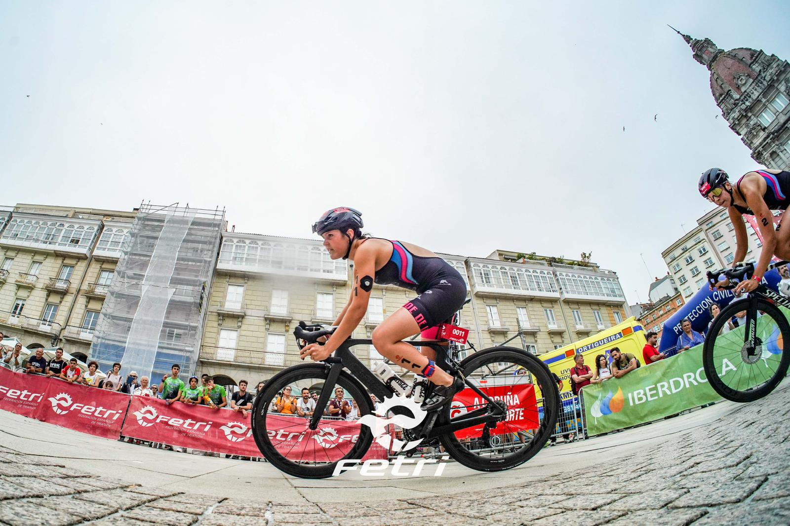 Maria Casals en bicicleta en un triatló. FOTO: Cedida per Maria Casals