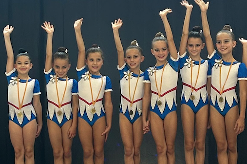 Un dels equips del Gimnàstica Sant Cugat que va assolir la medalla d'or en la 2a fase de la Copa Catalana Conjunts Base. FOTO: Cedida