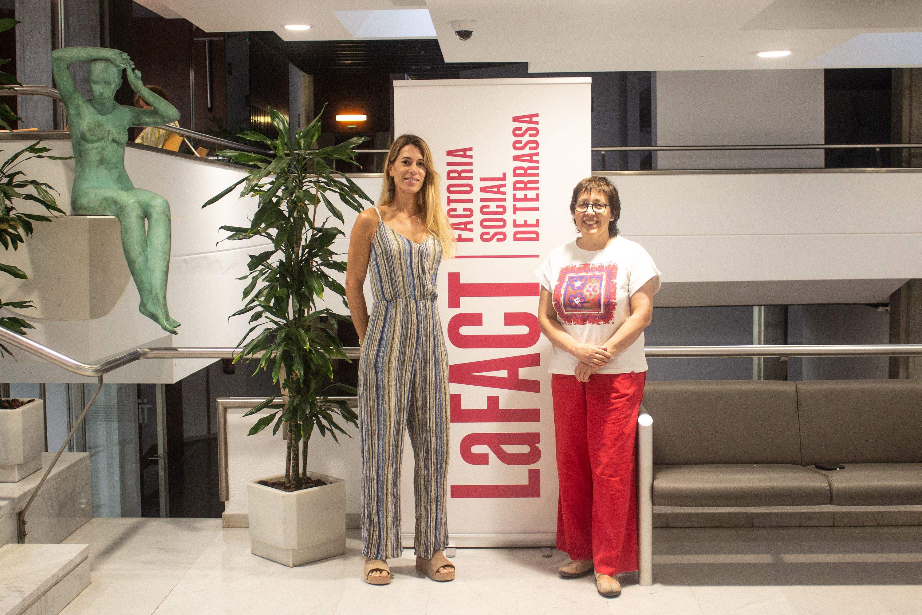  la foto, Laura Grau, directora General del TOT Sant Cugat, i Montserrat Lao Gómez, directora de l’àrea d’inclusió social de LaFACT.