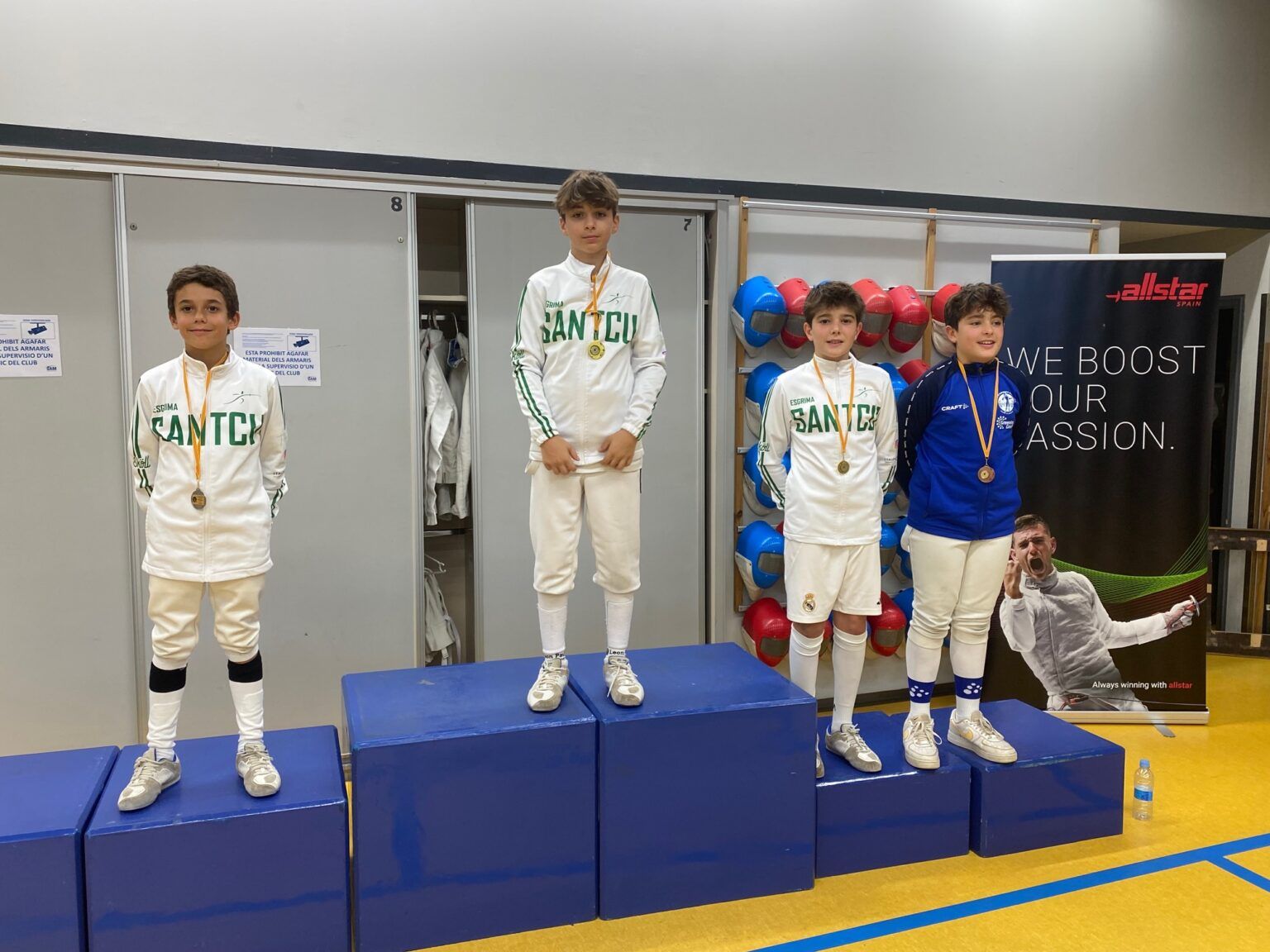 Fins a 3 tiradors del Club Esgrima Sant Cugat van ocupar el podi de la 1a Lliga Catalana. FOTO: Cedida