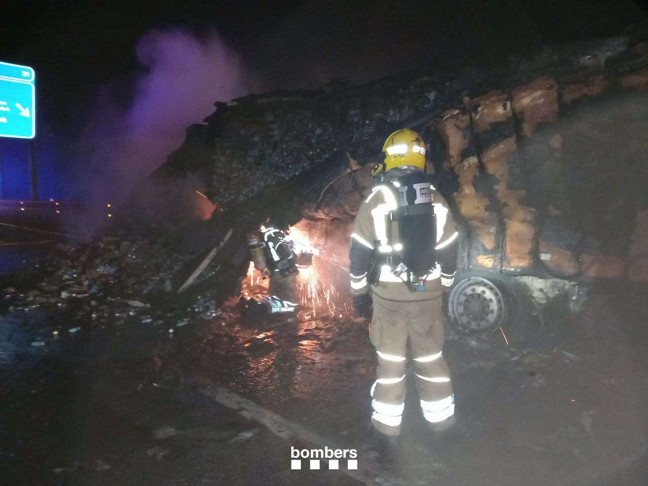 Els Bombers apagant l'incendi del camió a L'AP-7 FOTO: Bombers