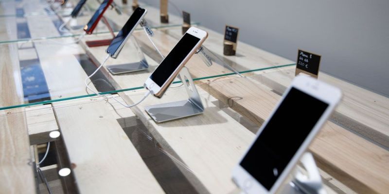 Telèfons a la botiga Apple de Sant Cugat. FOTO: Cedida