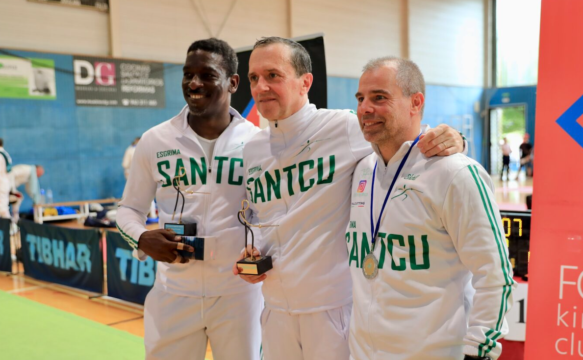 Lázaro Enríquez, Miquel Ojeda i Albert Llenas (d'esquerra a dreta), del Club Esgrima Sant Cugat, participaran amb la selecció espanyola en el Mundial d'Esgrima de veterans. FOTO: Cedida
