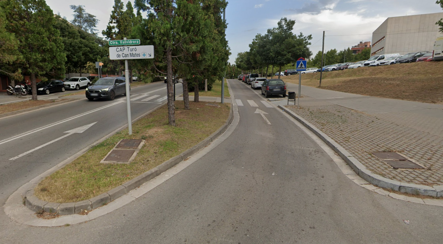 Un dels laterals de la carretera de Vallvidrera, a tocar de la plaça del Xic, que es tallaran FOTO: Google Maps