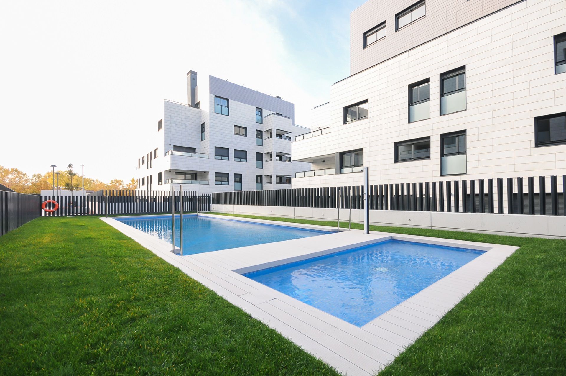 Piscina comunitària a Volpelleres, Sant Cugat, disponible a AMAT Immobiliaris. FOTO: Cedida