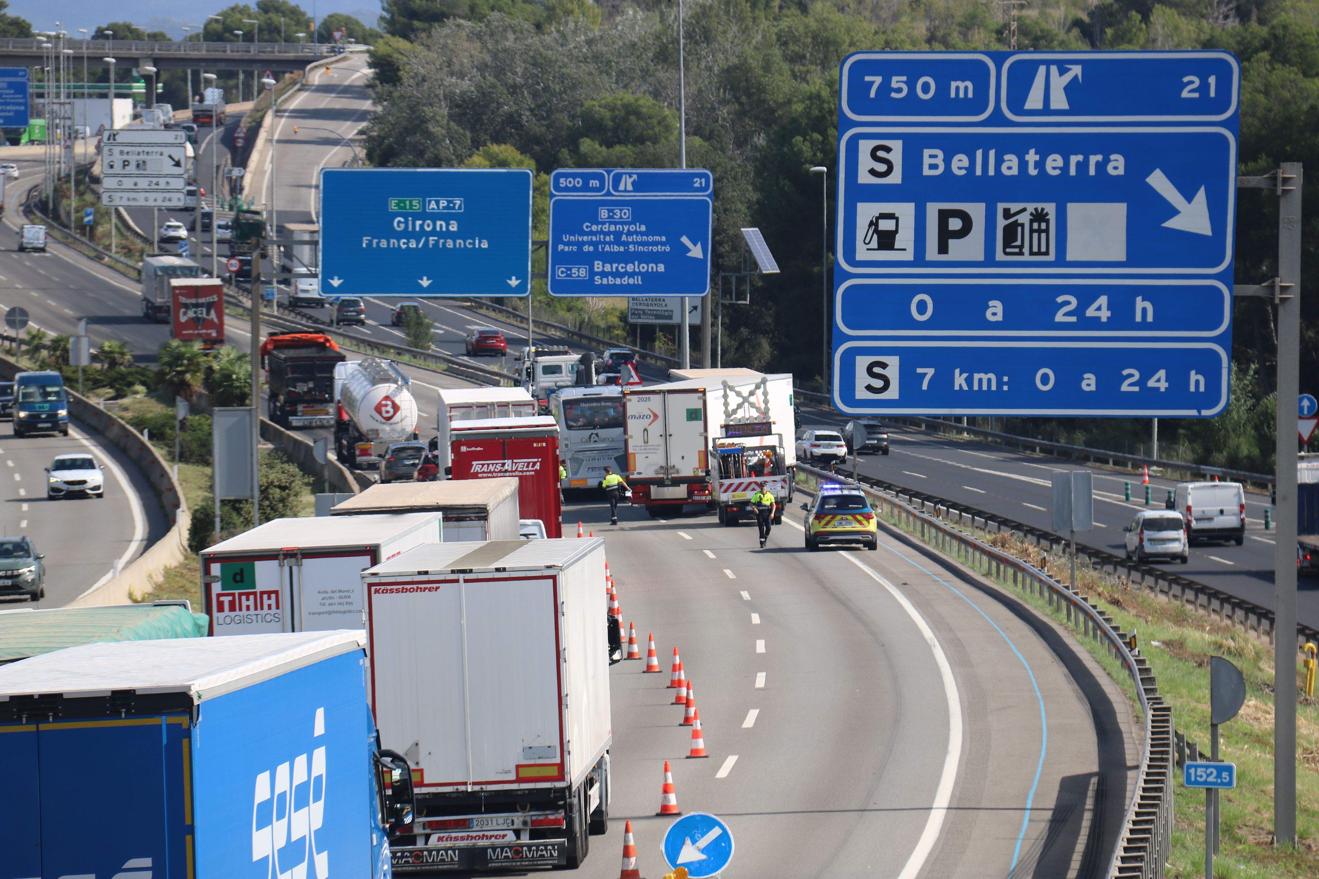Pas estret de vehicles a la zona on es va incendiar un camió FOTO: Albert Segura (ACN)