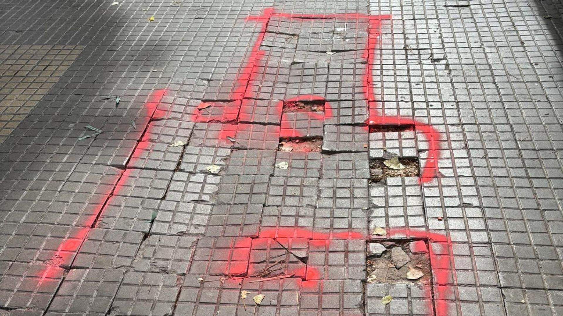 Un tram d'una vorera en mal estat pintada de color vermell FOTO: Cedida