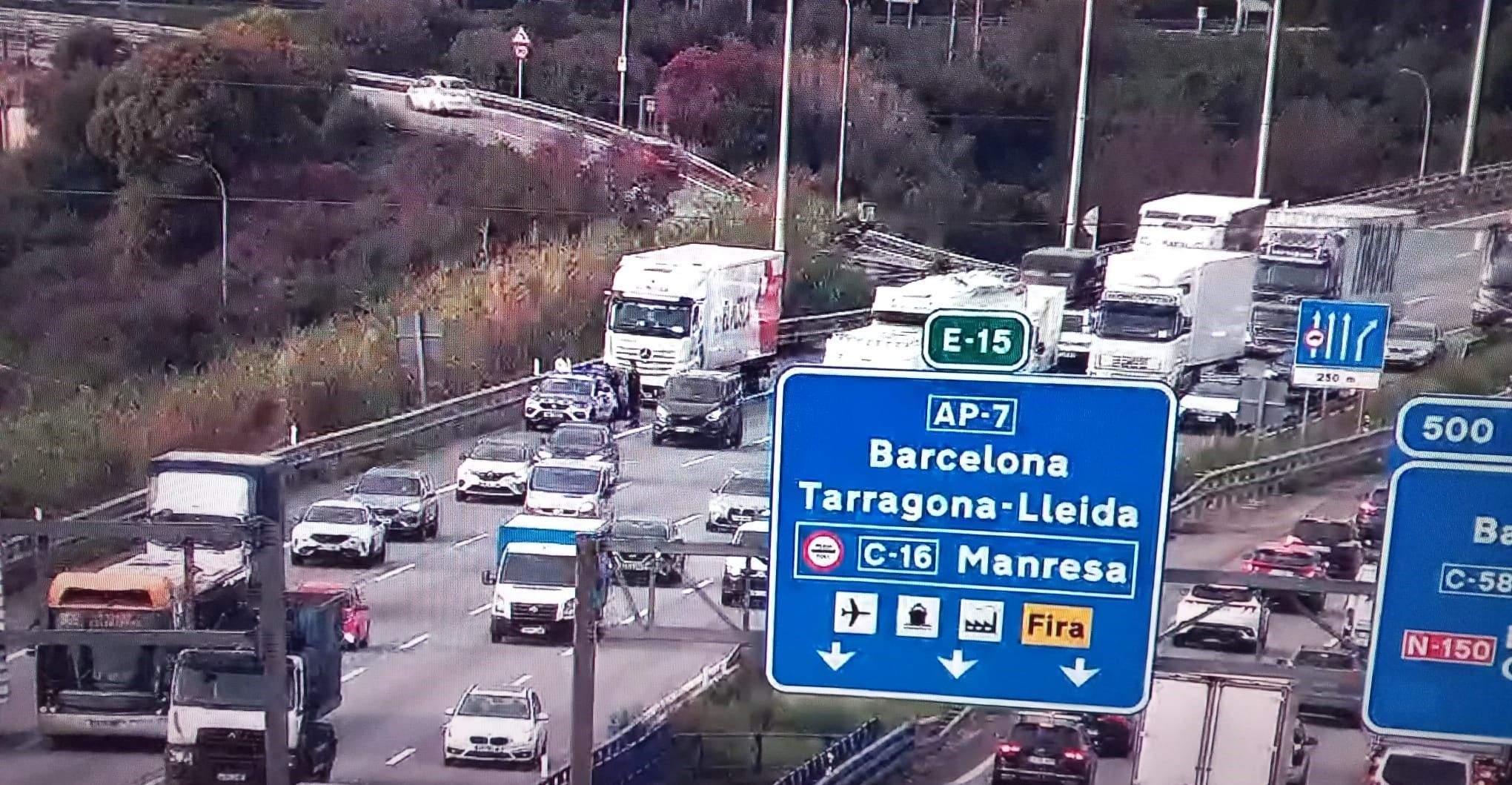 El camió accidentat a Barberà ha ocupat tot el voral FOTO: Trànsit