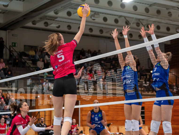 El DSV Club Voleibol Sant Cugat va arrencar la CEV Volleyball Challenge Cup amb una contundent victòria a domicili. FOTO: @redzonefoto 