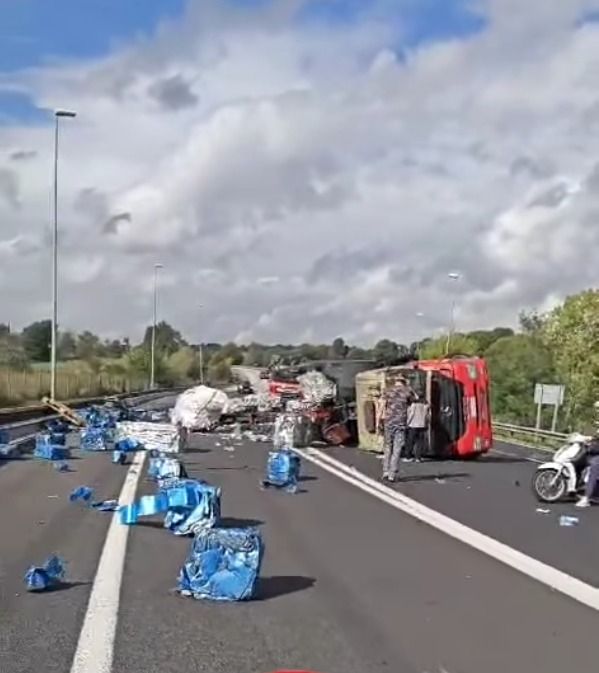 El camió bolcat a la B-30 FOTO: Anti-radar Catalunya