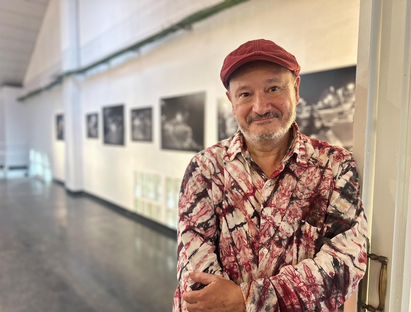 El fotoperiodista Kim Manresa a la mostra "Bajo el quinqué" exposada al Mercantic. FOTO: Lluna Fabregat