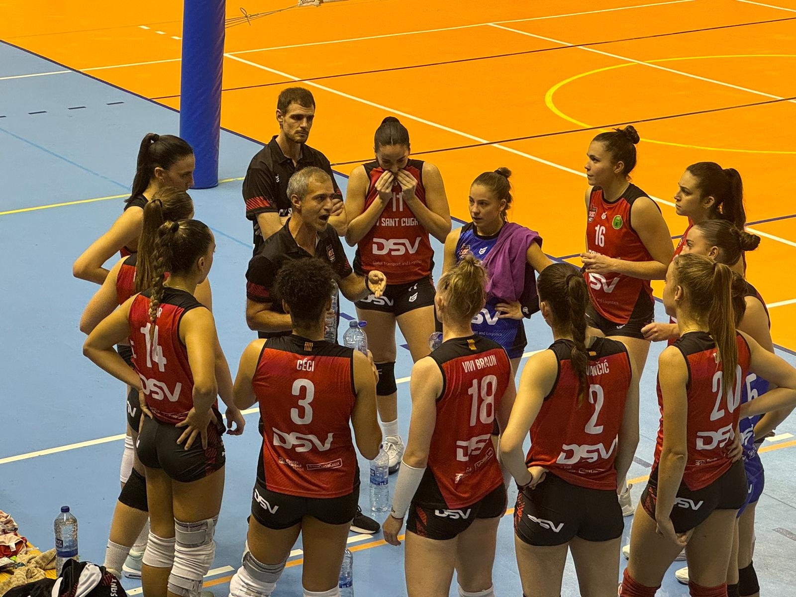 Les jugadores vermell-i-negres durant el partit FOTO: TOT Sant Cugat