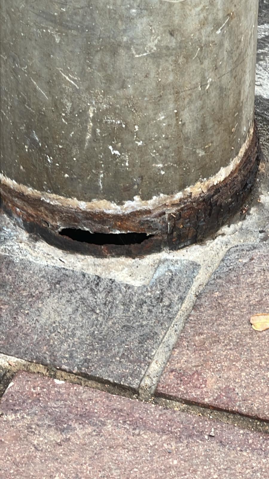 Perill en la base d'un pal de llum. FOTO: Juan Carlos Carmona