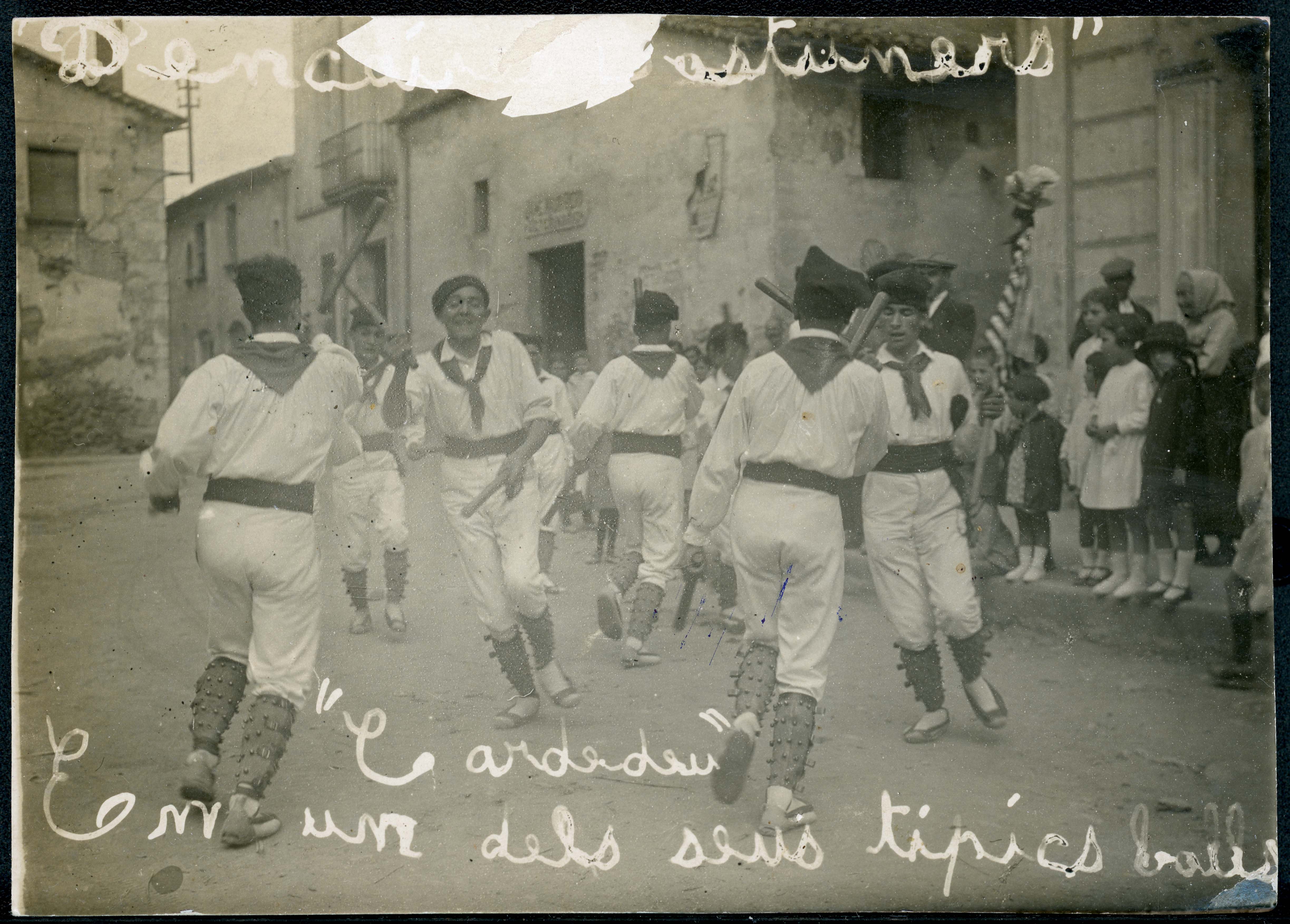 Fotografia antiga del Ball de Bastons. FOTO: Cedida per La Unió Santcugatenca