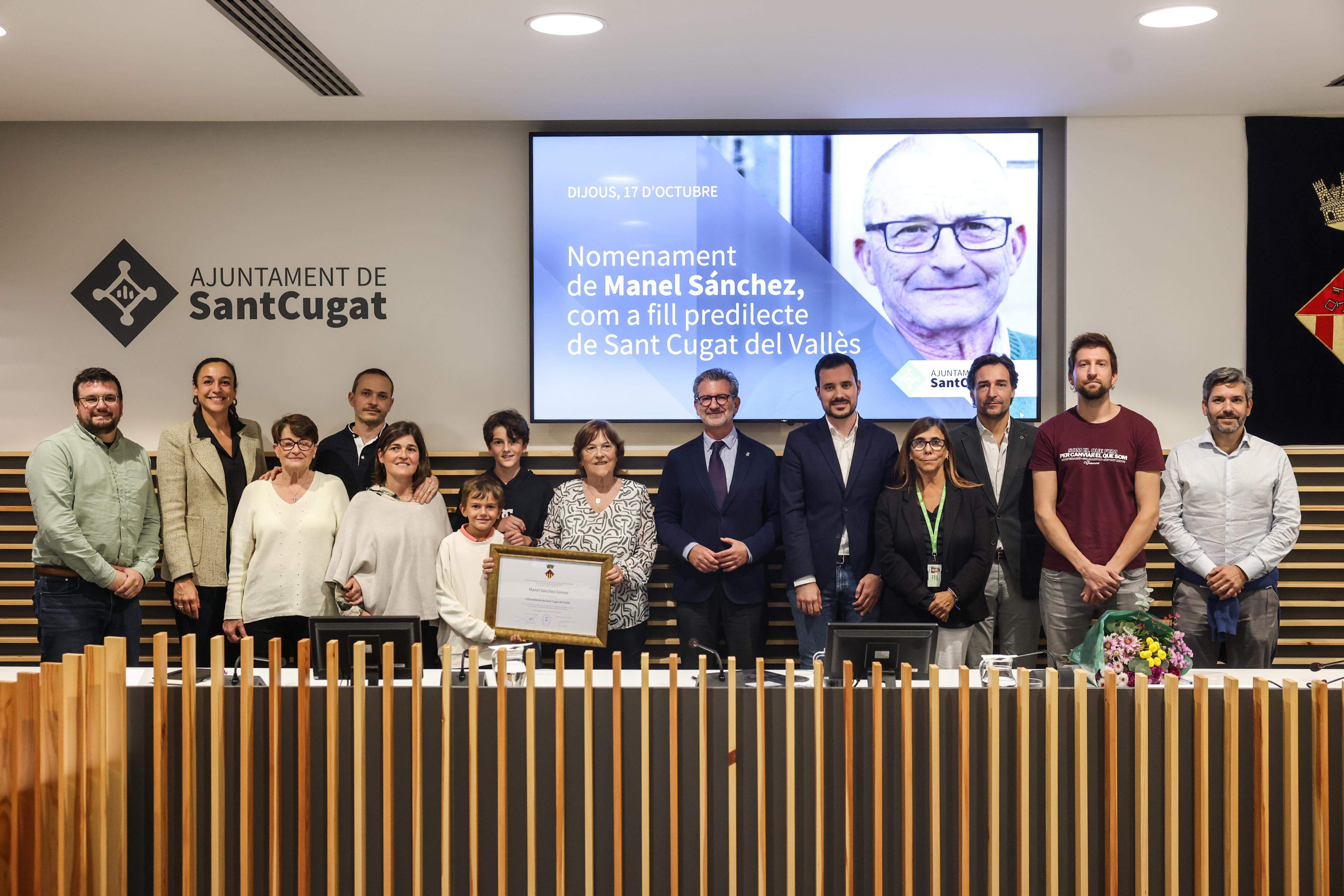Familiars de Manel Sánchez amb representats de l'Ajuntament FOTO: Lali Puig