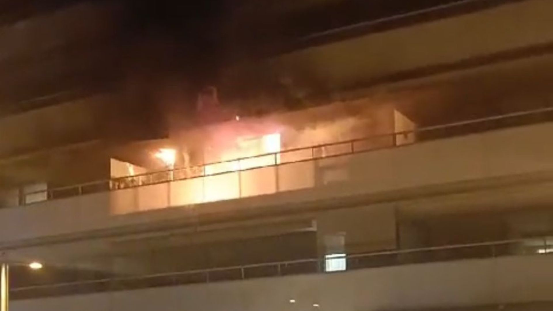 El foc en el pis de la segona planta de l'edifici FOTO: Cedida