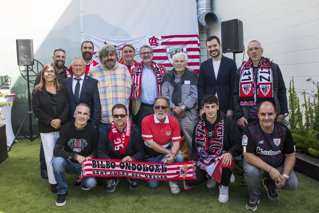 Representants de les penyes i de l'Ajuntament al 20è aniversari de la Penya Athletic Club Bilbo Ondokoak. FOTO: Bernat Millet 