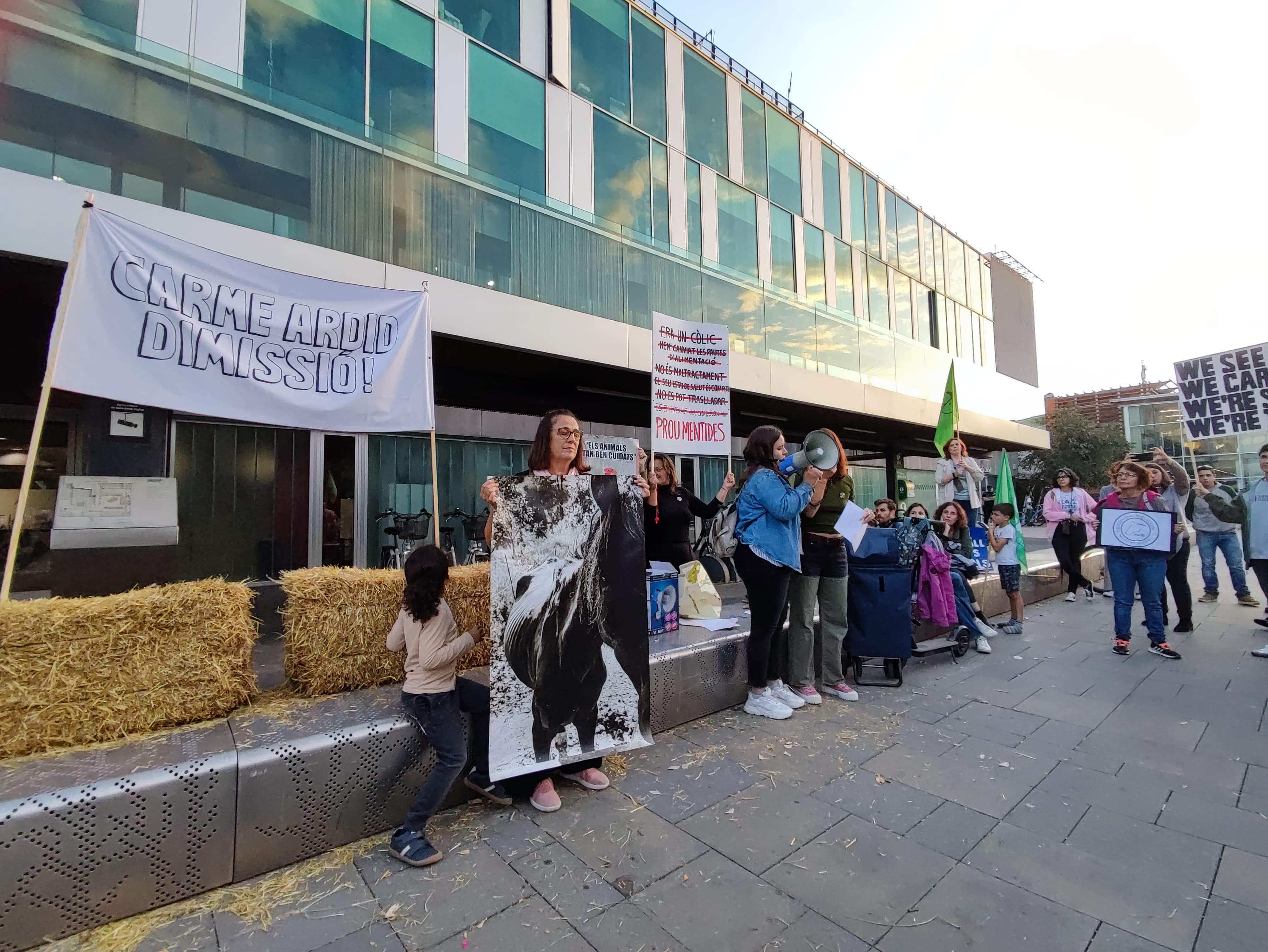 Els concentrats davant de les portes de l'ajuntament FOTO: TOT Sant Cugat