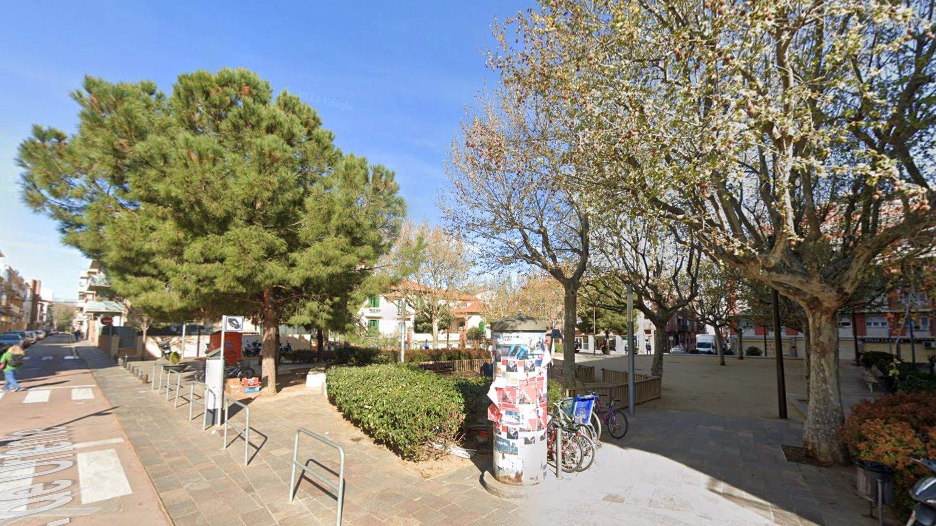 La plaça del Coll el març de 2023, amb els arbustos podats FOTO: Google Street View