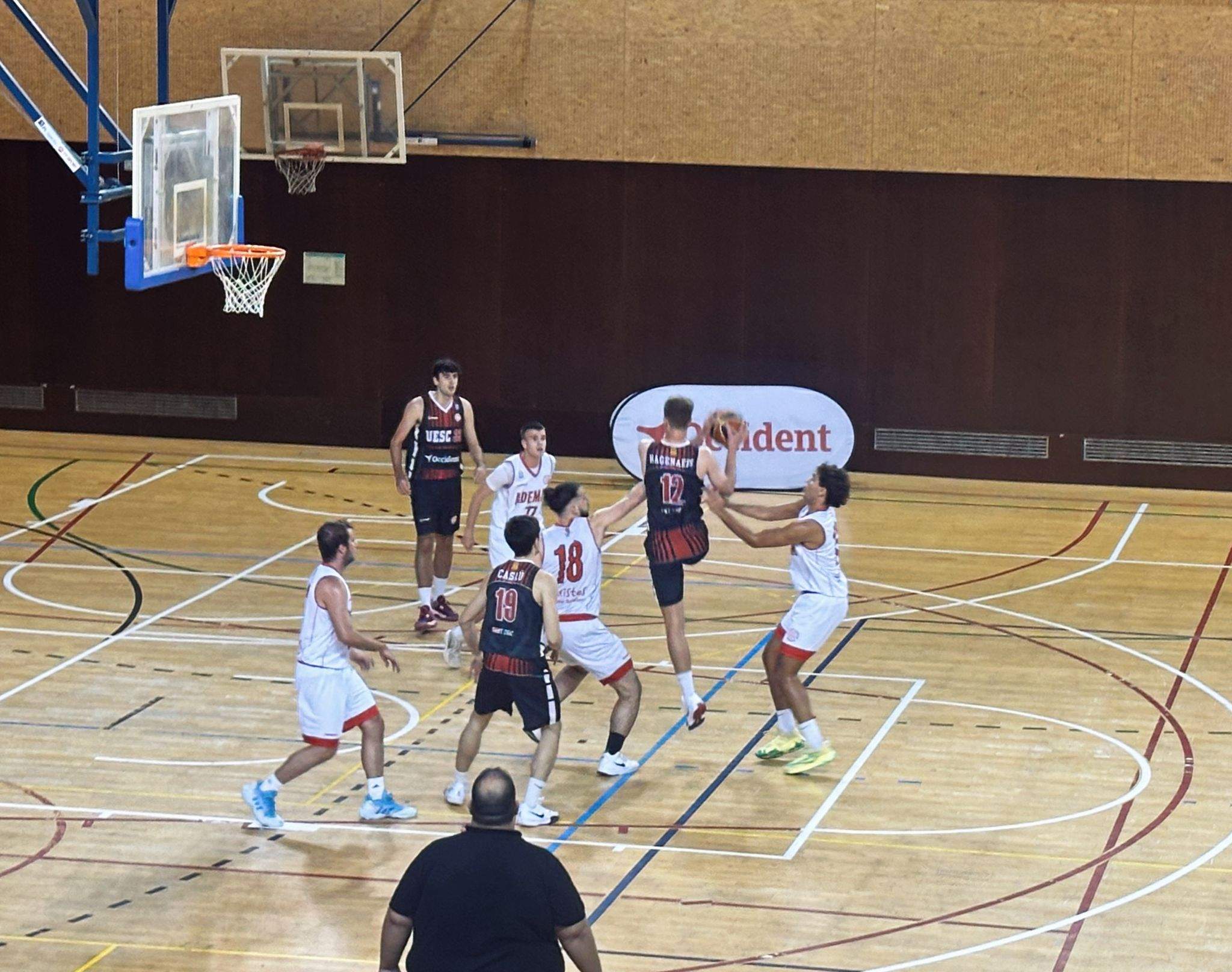 UESC masculí contra Maristes Ademar en un partit de bàsquet de la temporada 2024-2025. FOTO: Lluna Fabregat