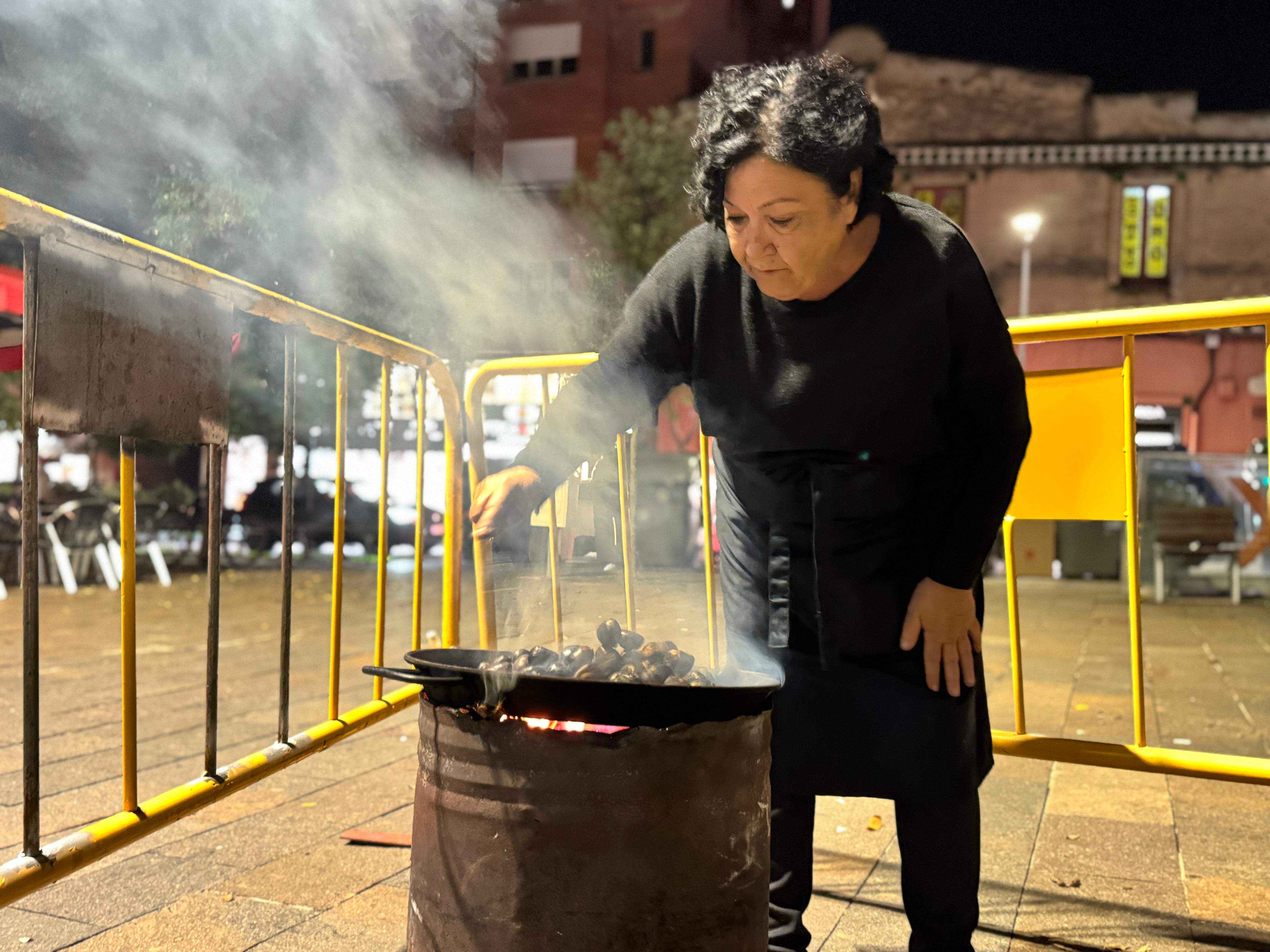 Lupe Díaz a la seva parada de castanyes a la plaça dels Quatre Cantons FOTO: TOT Sant Cugat