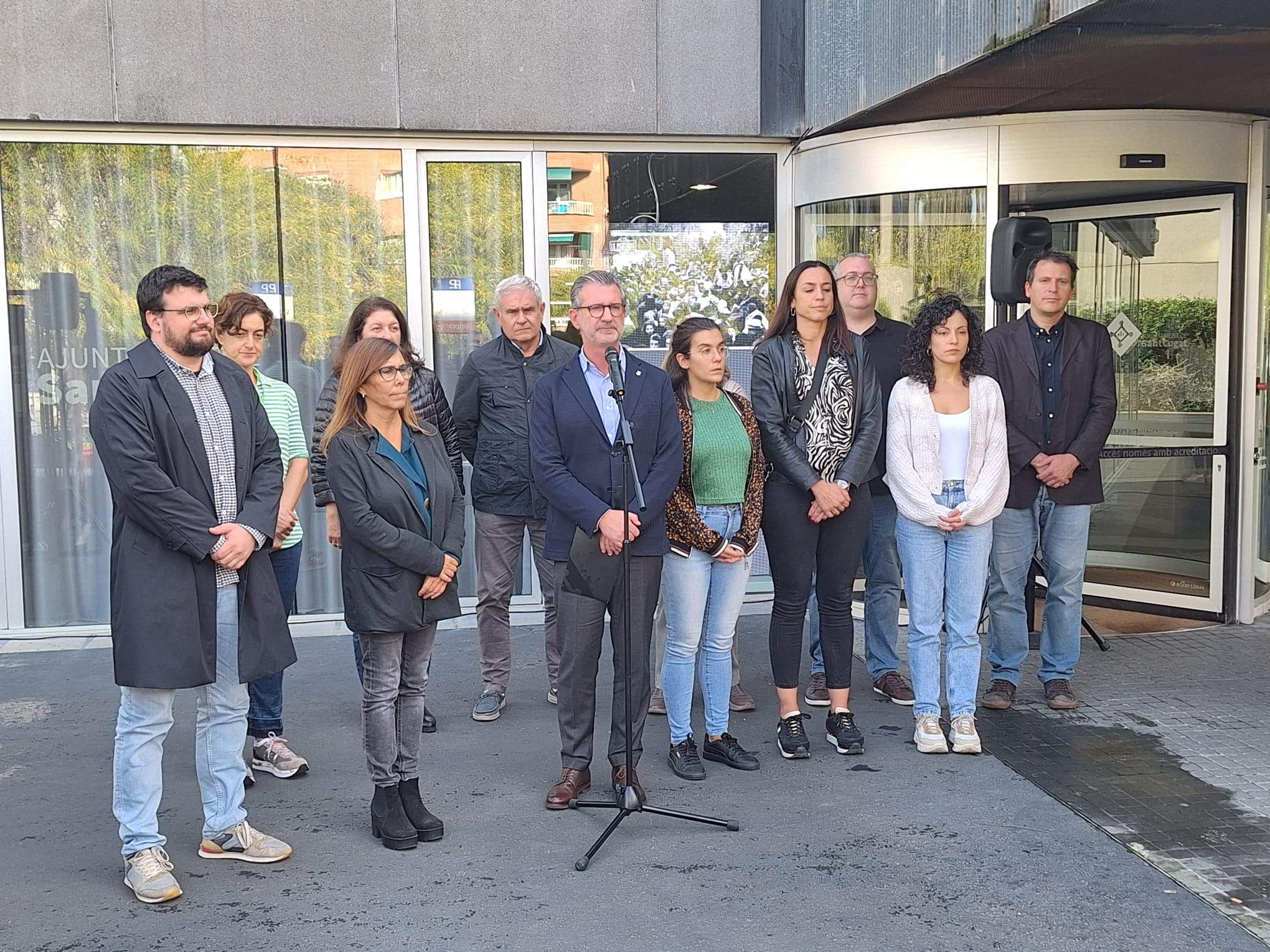 Regidors i portaveus de l'Ajuntament de Sant Cugat en el minut de silenci per a les víctimes del franquisme. FOTO: Ajuntament