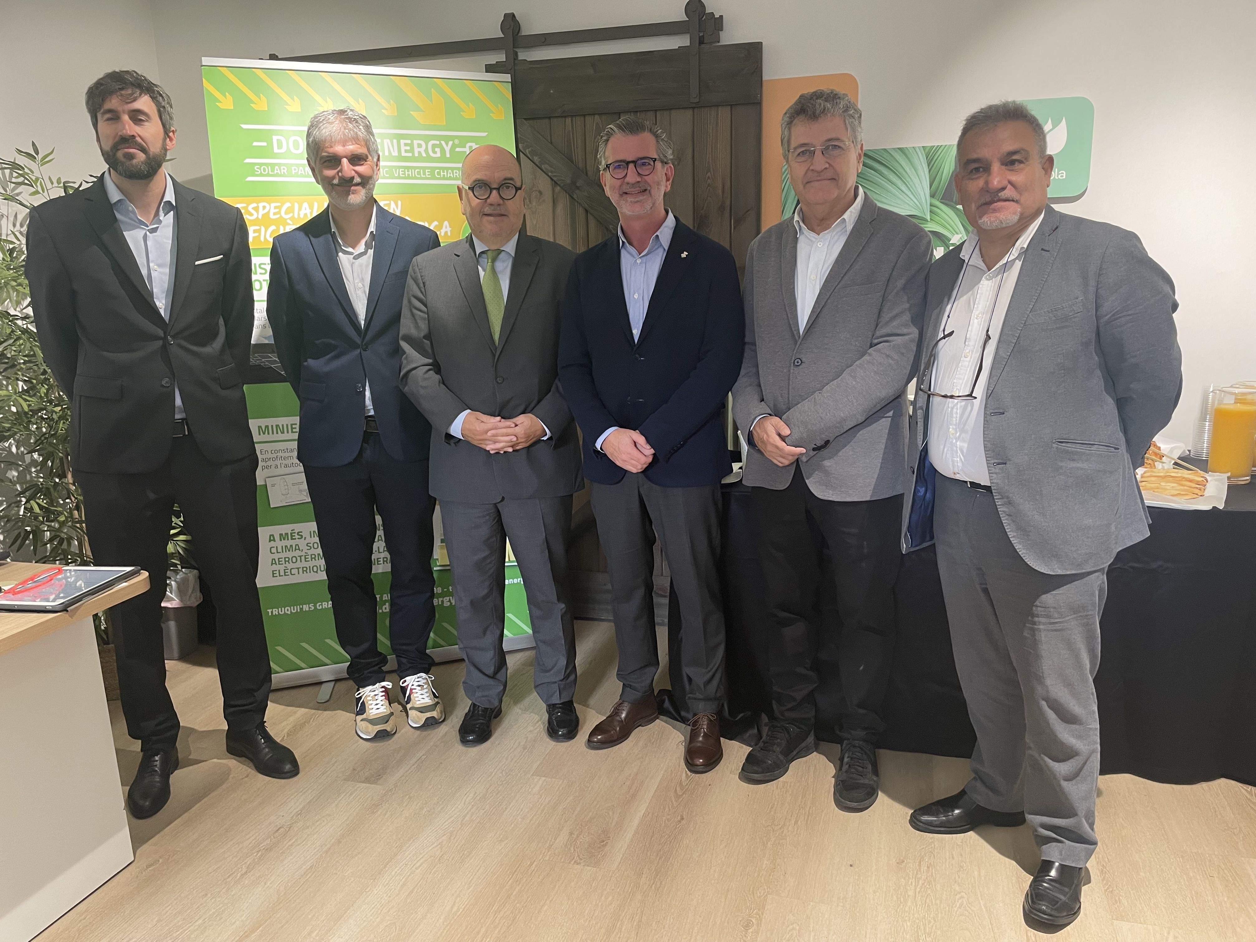 Inauguració del nou punt amb l'alcalde, representants d'Iberdrola, de SCE i de la Cambra de Terrassa FOTO: Àgata Guinó
