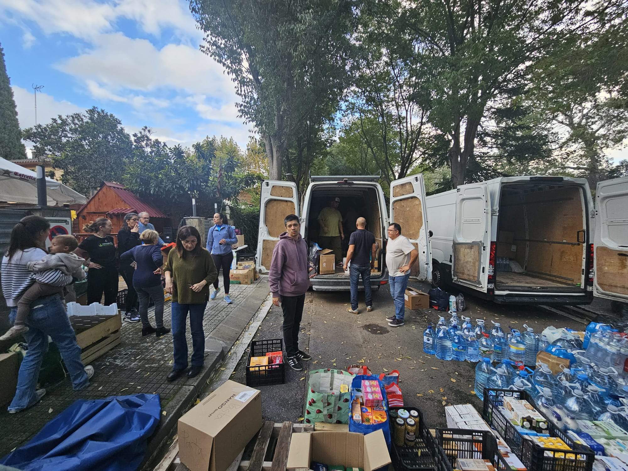 Furgonetes plenes a iniciativa de santcugatencs per col·laborar amb València. FOTO: Cedida