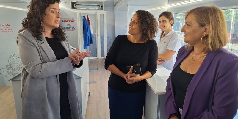 La regidora de Salut, Núria Fernandez (dreta), i la impulsora de la iniciativa, Eva Arranz (esquerra), en la Màquina del Temps. FOTO: Ajuntament