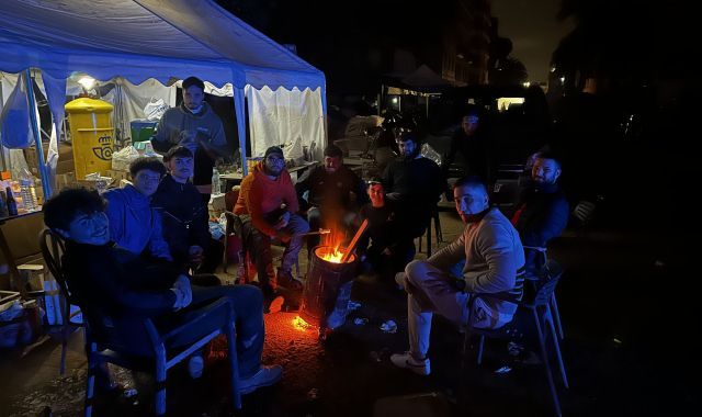 Grup de voluntaris al casc antic de Paiporta, la nit de dissabte FOTO:  Carlos Rojas