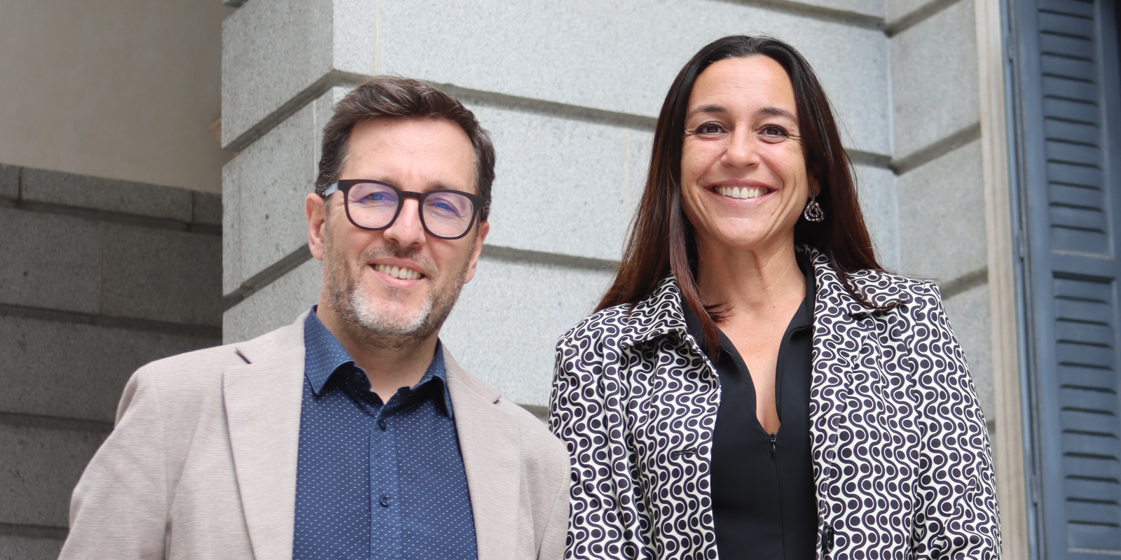 La senadora i portaveu del Grup socialista de Sant Cugat Elena Vila amb el portaveu de justícia i primer secretari del PSC del Vallès Occidental Paco Aranda al Congrés dels Diputats. FOTO: Cedida